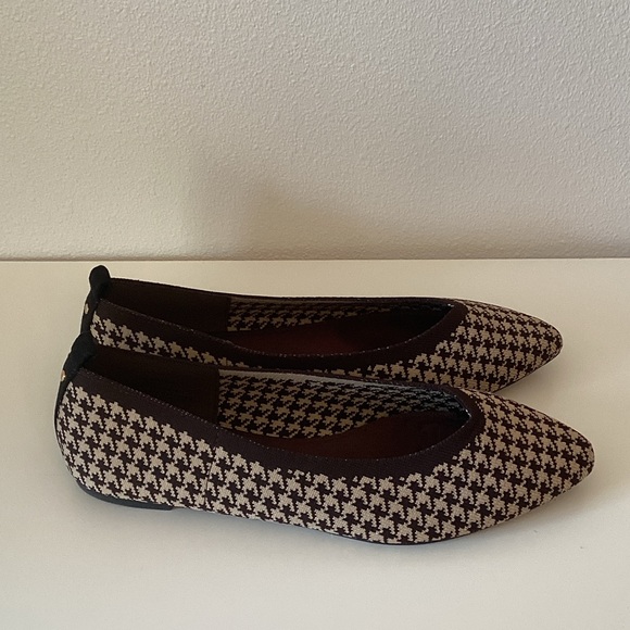 Journee Collection Stylish Houndstooth Flats - Picture 4 of 7